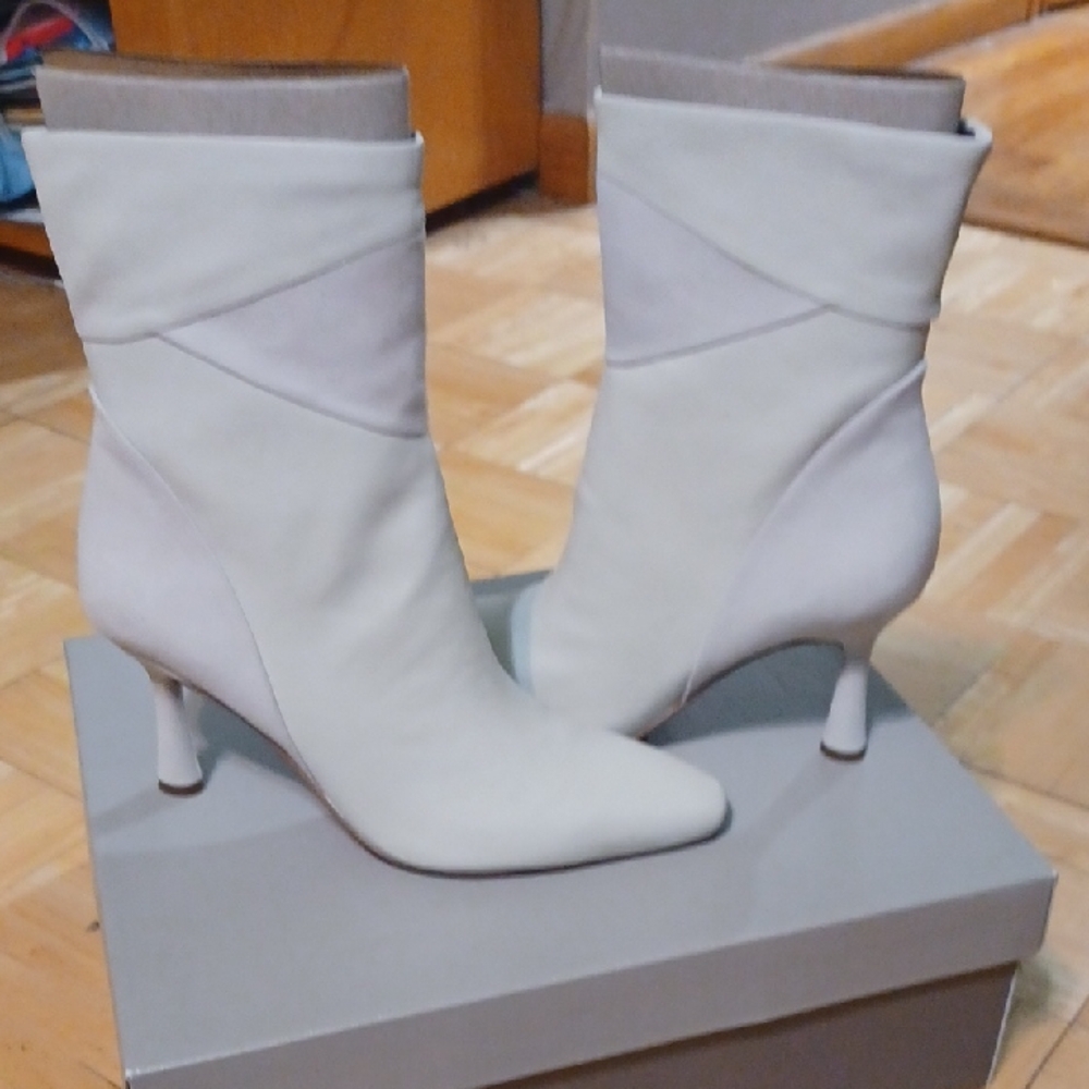 FRANCO SARTO Elegant Women's Ankle Boots 7.5M. Color STONE.